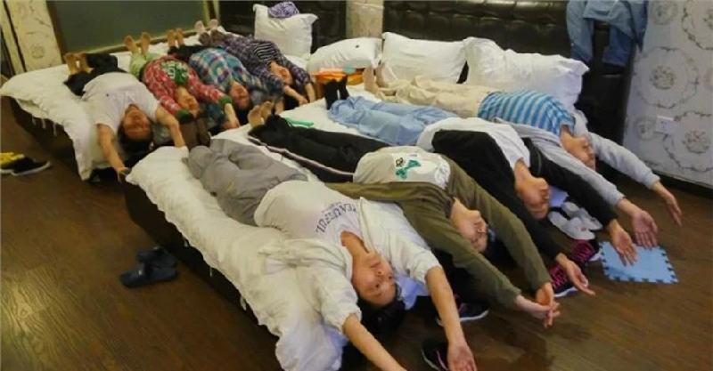 每天「吊脖子」5分钟「肩膀轻松了」肩颈背痛也缓解了